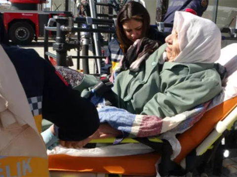 90 yaşlı qadın və oğlu xilas edildi - 384 saat sonra