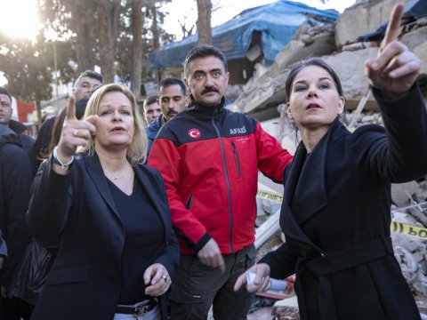 Almaniyalı nazirlər zəlzələ bölgəsində - FOTO