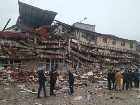 Türkiyədə zəlzələdə uçan binalarla bağlı 160 nəfər həbs edilib