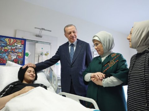 Ərdoğan xanımı ilə 248 saat dağıntı altında qalan uşağa baş çəkdi - FOTOLAR