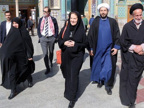 Hicab geyinən səfir tənqidlərə tuş gəldi - FOTO