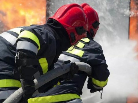 Üçmərtəbəli yaşayış binasında YANĞIN 