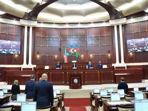 Parlamentdə 1 dəqiqəlik sükut - Xocalı qurbanları anıldı