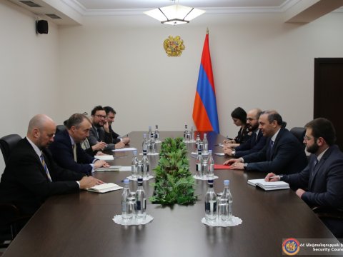 Klaar Qriqoryanla Brüssel formatını müzakirə etdi