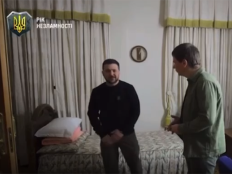 Zelenski müharibə başlayandan bu otaqda yaşayır - VİDEO