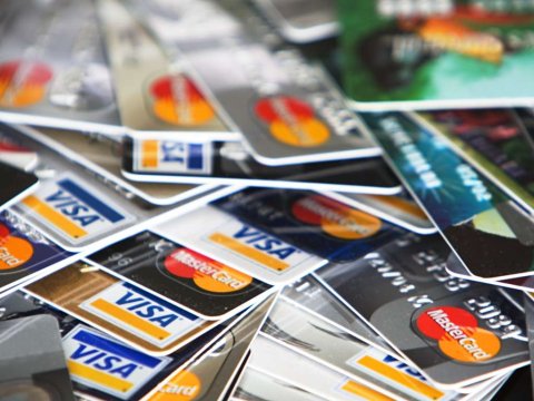 Dövriyyədə olan ödəniş kartlarının sayı artıb