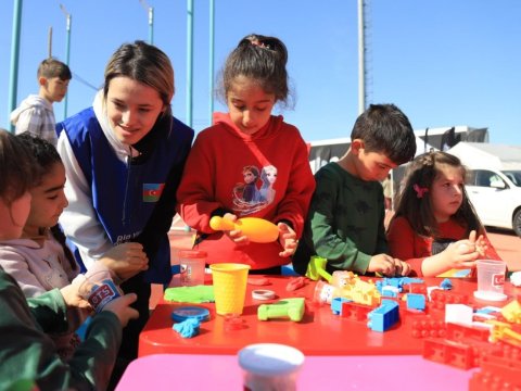Zəlzələdən zərərçəkən uşaqların sevimli dostları - Azərbaycan könüllüləri