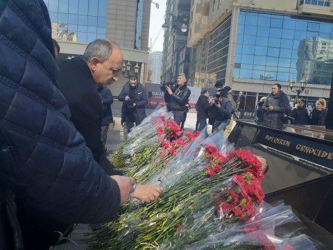 Qərbi azərbaycanlılar Xocalı abidəsini ziyarət edib - FOTOLAR