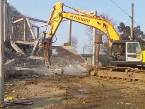 Dənizkənarı ərazidə qanunsuz tikilinin qarşısı alındı