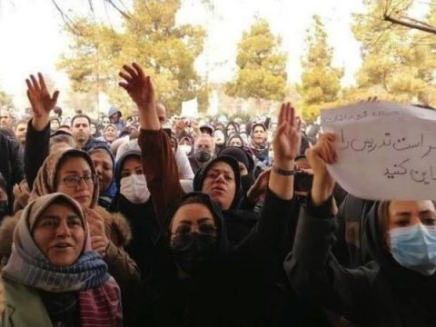 İranda məktəbə getmək istəyən qızları ZƏHƏRLƏYİRLƏR