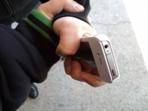 Bakıda məktəblini hədələyib, telefonunu ALDILAR