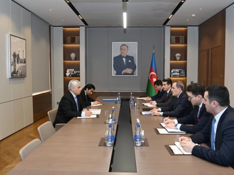 Nazir İƏT baş katibi ilə müzakirə apardı