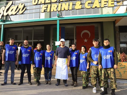 Könüllülər Türkiyədəki çörəkbişirmə məntəqəsində çalışır - FOTOLAR