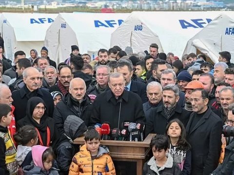 Ərdoğan uşaqlara pul payladı - VİDEO