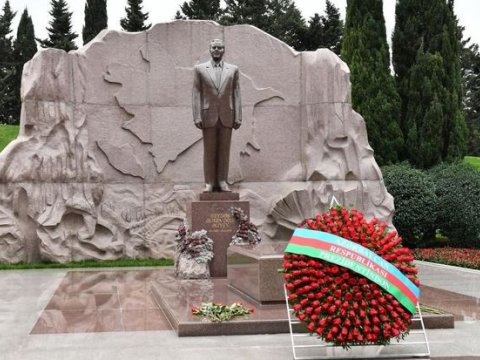 Mirziyoyev Heydər Əliyevin məzarını ziyarət edib
