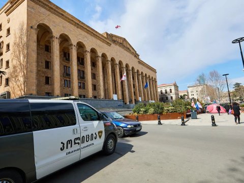 Gürcüstan parlamentində əlbəyaxa dava düşdü - VİDEO