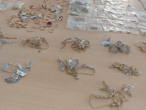 Qohumunun evindən 100 min manatlıq qızıl oğurladı 