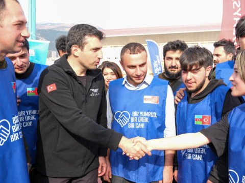 Bayraktar və xanımı Azərbaycan könüllüləri ilə görüşdü - FOTOLAR