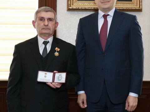 Fuad Muradov baş redaktora medalı təqdim etdi