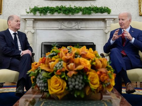 Bayden və Şolts Ukraynaya dəstəyi müzakirə ediblər 