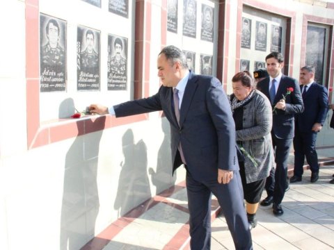 Milli Qəhrəmanın büstü ziyarət edilib