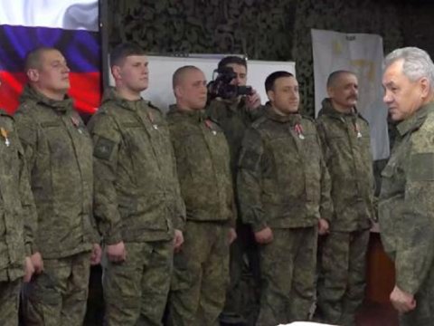 Şoyqu Ukraynada hərbçiləri təltif etdi 