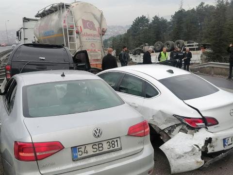 İstanbul yolu bağlandı - Zəncirvari qəzalar