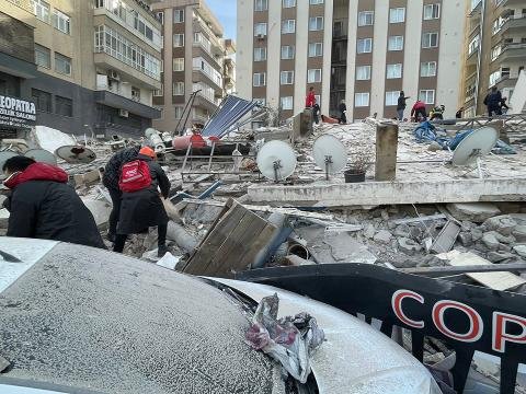 Türkiyədə bina çökdü: Sakinlər dağıntılar altında qaldı - VİDEO