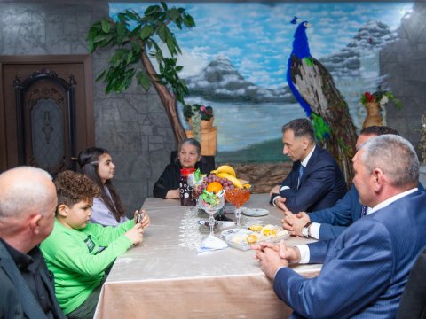 Nazir Göyçayda şəhid ailəsini ziyarət edib
