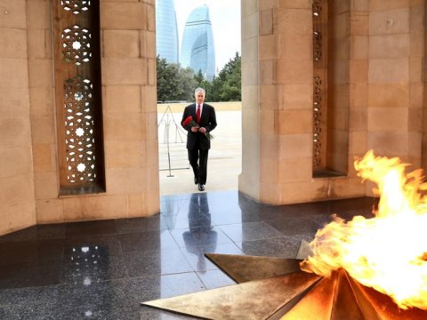 ABŞ rəsmisi Şəhidlər Xiyabanını ziyarət edib