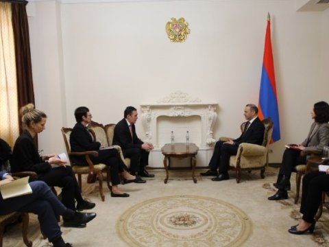 Qriqoryan Fransa XİN rəsmisi ilə görüşdü