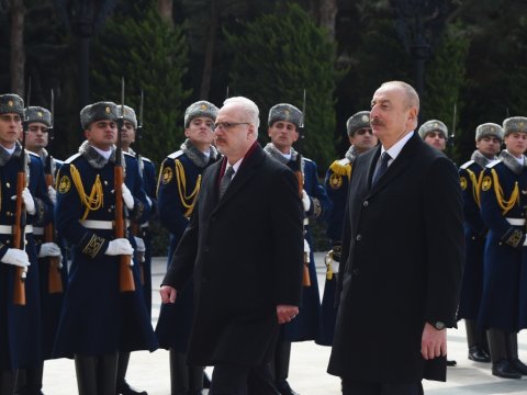 İlham Əliyev Latviya Prezidentini qarşıladı - FOTOLAR