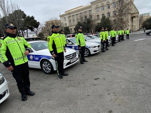 Yol polisindən xanım sürücülərə sürpriz - VİDEO