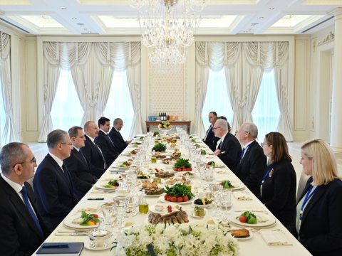 Prezidentlərin rəsmi lanç əsnasında görüşü olub