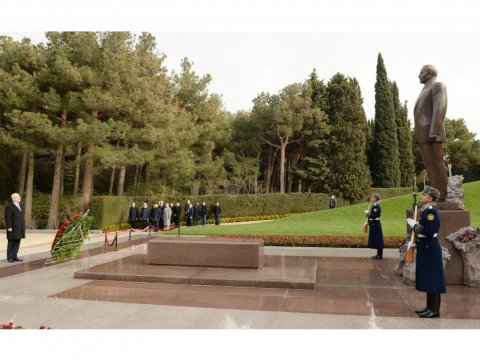 Latviya Prezidenti Heydər Əliyevin məzarını ziyarət edib