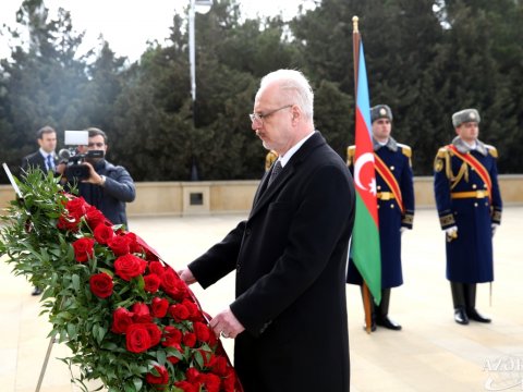 Latviya Prezidenti Şəhidlər xiyabanında - FOTO