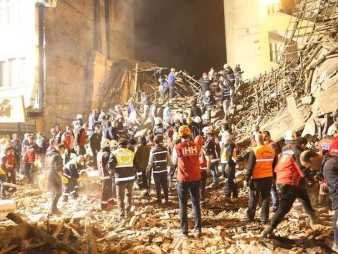 Malatyada beşmərtəbəli bina çöküb