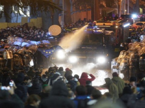 Etirazçılar Tbilisidə inzibati binalara ciddi ziyan vurub