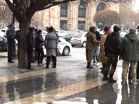 Ermənistanda hökumət binası qarşısında AKSİYA KEÇİRİLDİ