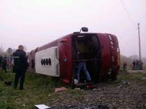 Qatar avtobusla toqquşdu - 2 ölü, 84 yaralı
