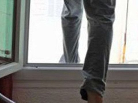 800 manat uduzan yeniyetmə özünü binadan atdı