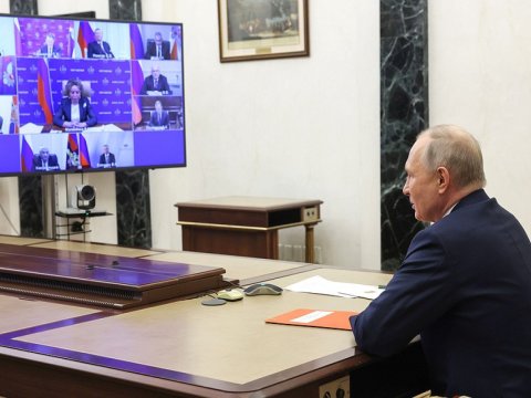 Putin Təhlükəsizlik Şurasın üzvləri ilə müşavirə keçirdi