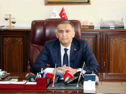 Türkiyədə zəlzələ baş verən vilayətin rəhbəri istefa verdi