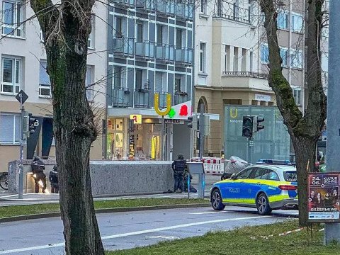 Silahlı şəxs insanları girov götürdü - 1 milyon avro istəyir