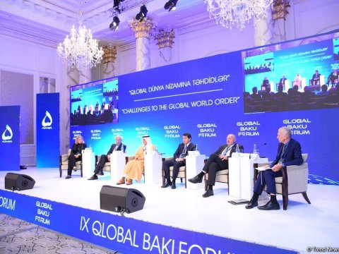 Bakı Forumunda panel iclasları keçirilir