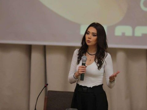 Deputatlar da Oksanadan danışdılar - “Molla gətirin, nağıllar oxusun” 