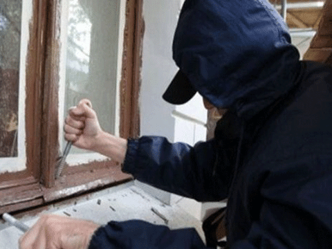 Yeniyetmə məktəbin notbuklarını oğurladı