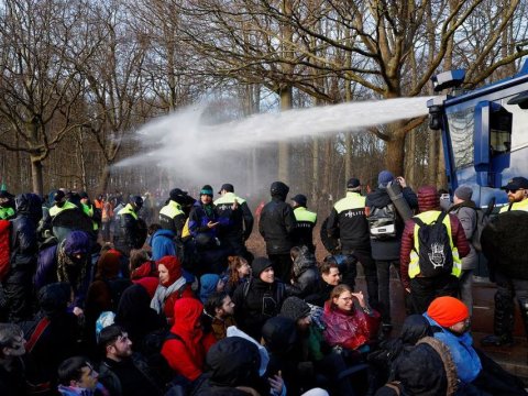 Haaqada kütləvi etirazlar - Minlərlə insan küçələrə axışdı