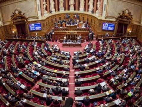 Etirazlara səbəb olan pensiya islahatı TƏSDİQLƏNDİ