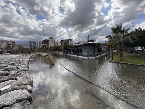 Hatayda sahil çökdü - Dəniz quru ilə birləşdi